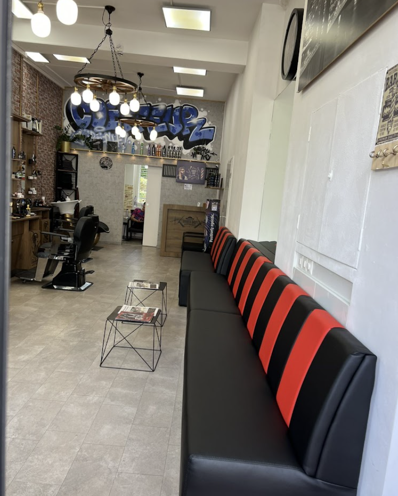 Innenansicht mit Sitzbereichen